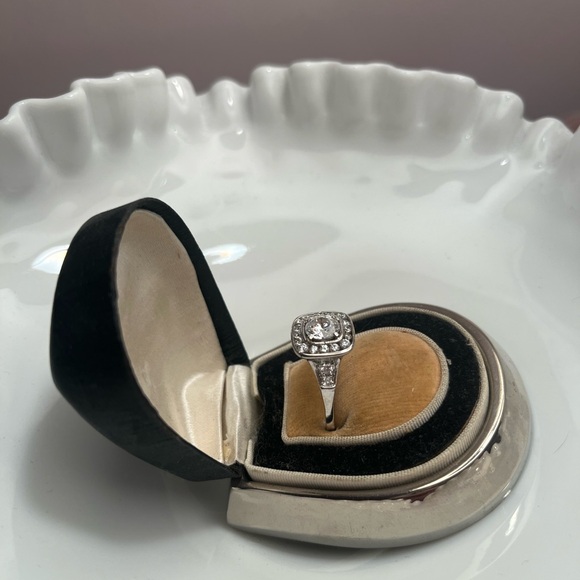 10K White Gold Ring with 21 Dazzling Cubic Zirconias - Picture 3 of 3